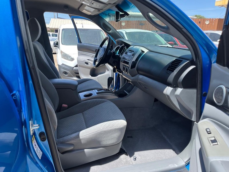 Toyota Tacoma Vehicle Full-screen Gallery Image 09