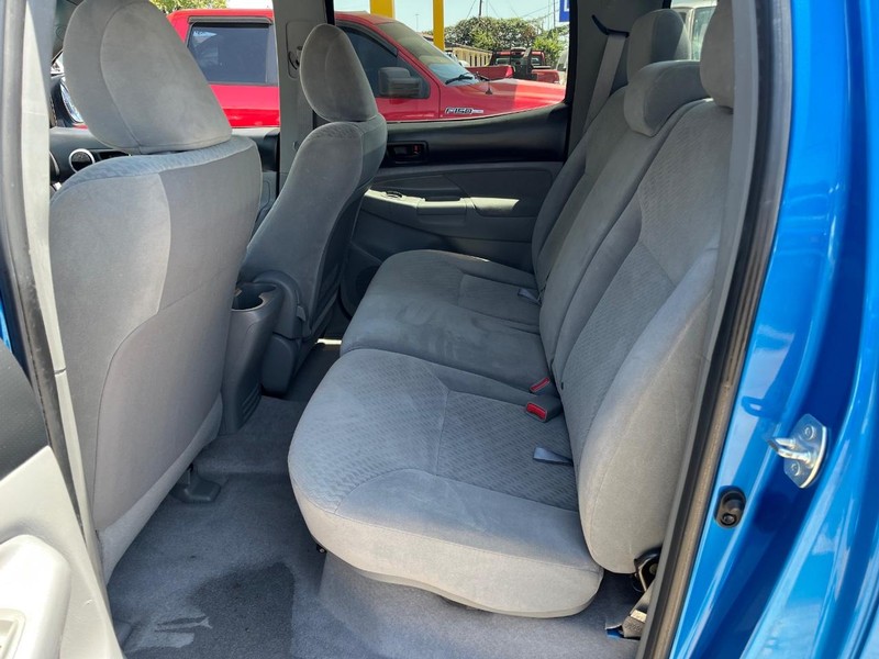 Toyota Tacoma Vehicle Full-screen Gallery Image 10
