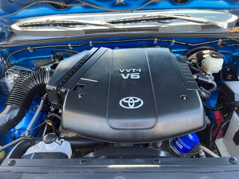 Toyota Tacoma Vehicle Full-screen Gallery Image 11