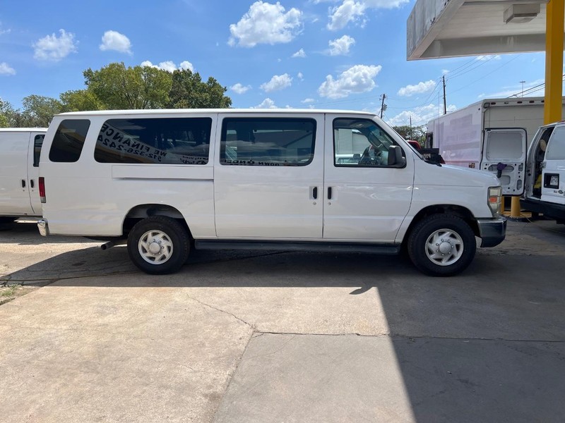 Ford Econoline Wagon Vehicle Image 03