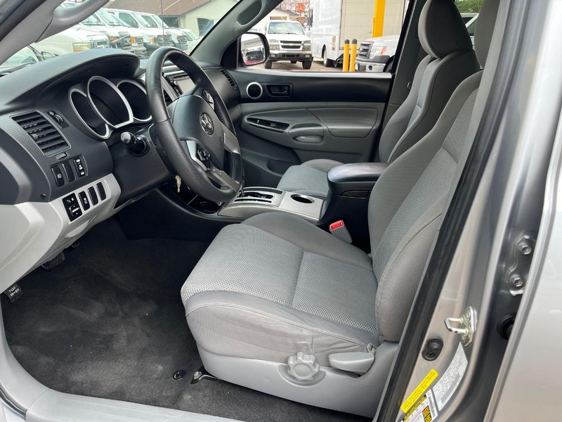 Toyota Tacoma Vehicle Image 04