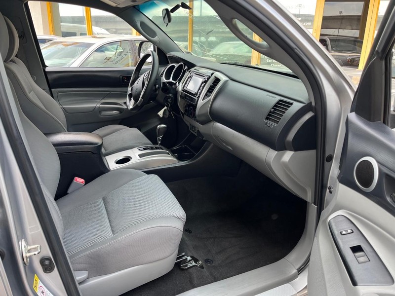 Toyota Tacoma Vehicle Image 05