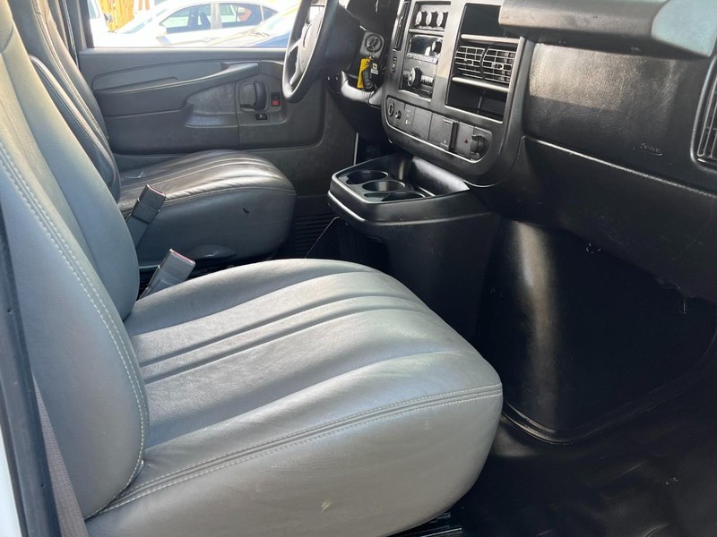 Chevrolet Express Cargo Van Vehicle Image 05