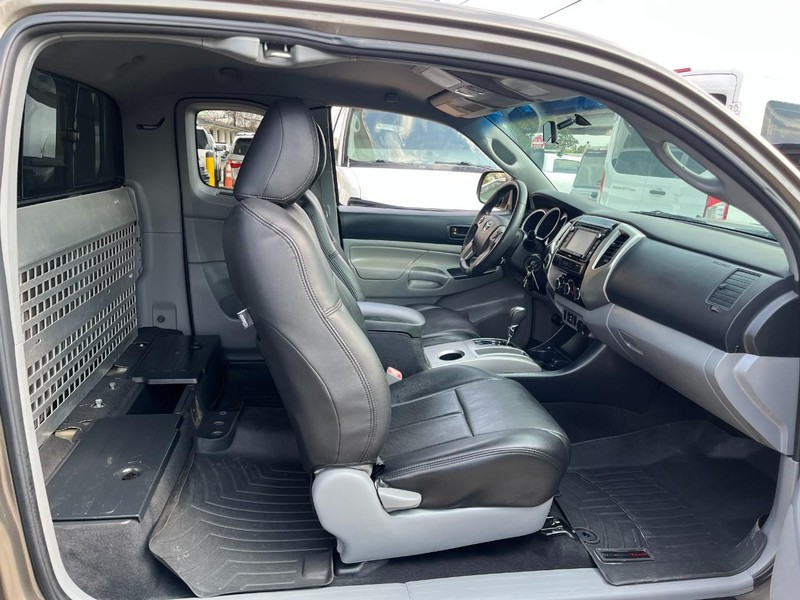 Toyota Tacoma Vehicle Image 09