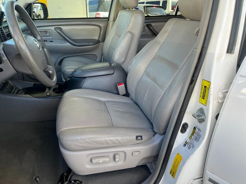 Toyota Sequoia Vehicle Image 07