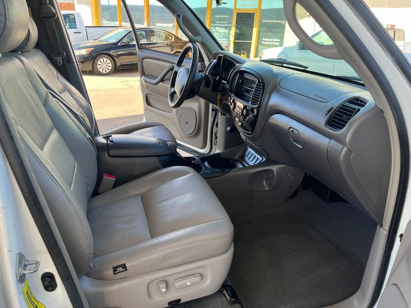 Toyota Sequoia Vehicle Image 09