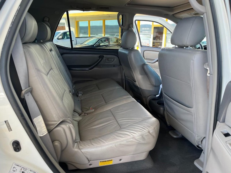Toyota Sequoia Vehicle Image 11