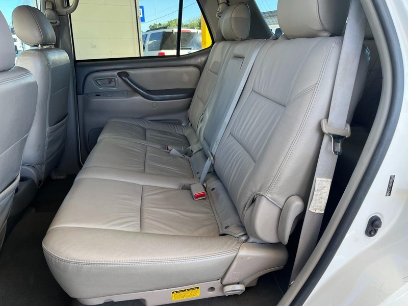 Toyota Sequoia Vehicle Image 13