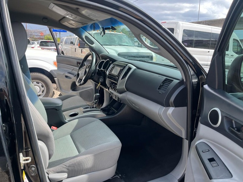 Toyota Tacoma Vehicle Image 09