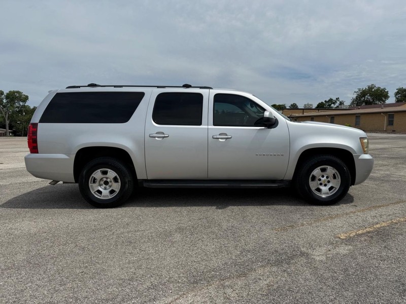 Chevrolet Suburban Vehicle Full-screen Gallery Image 05