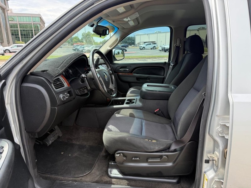 Chevrolet Suburban Vehicle Full-screen Gallery Image 08