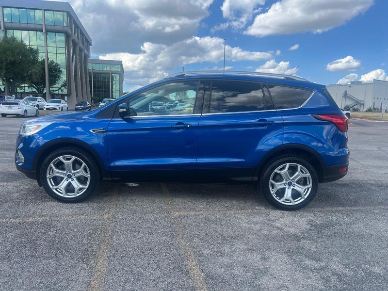 Ford Escape Vehicle Full-screen Gallery Image 02