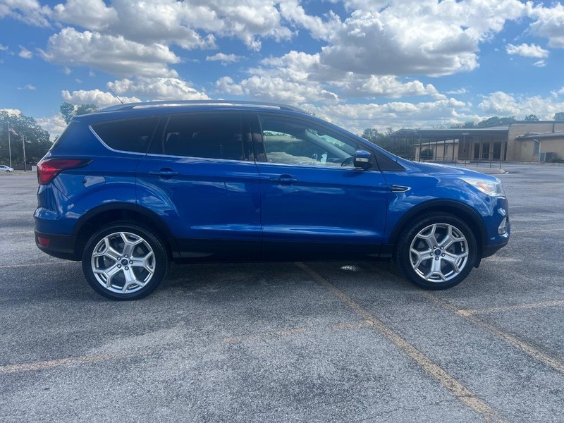 Ford Escape Vehicle Full-screen Gallery Image 05