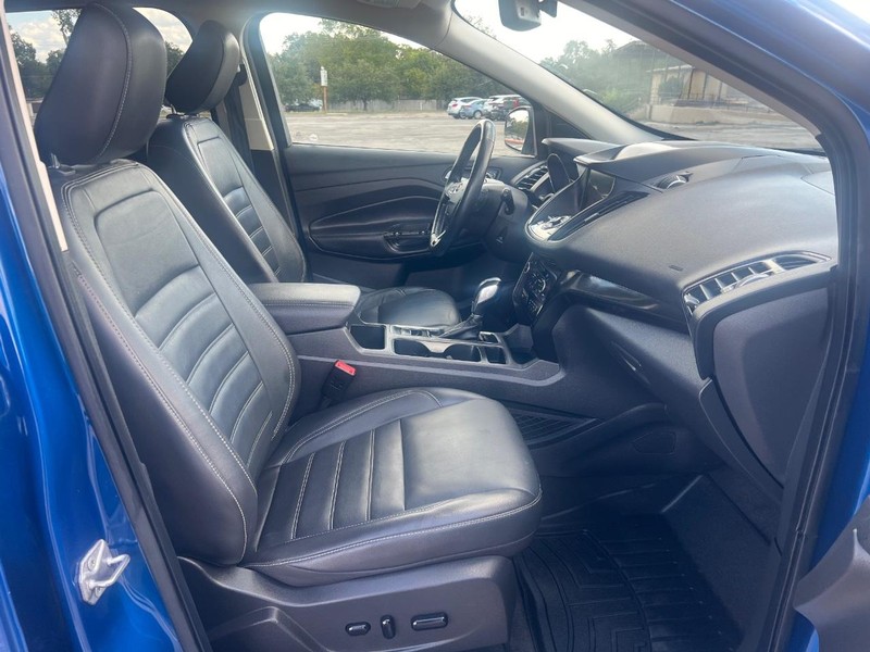 Ford Escape Vehicle Full-screen Gallery Image 10