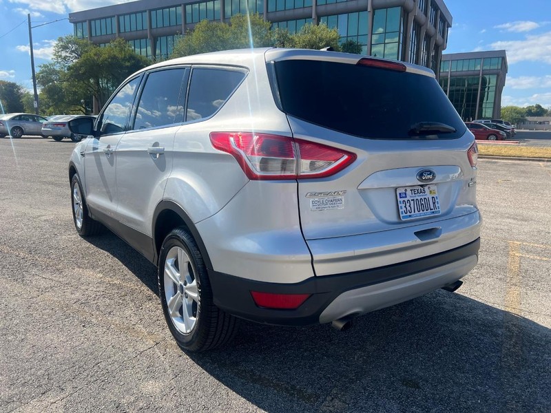 Ford Escape Vehicle Full-screen Gallery Image 07