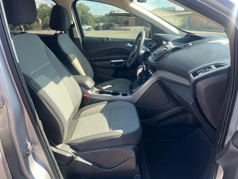 Ford Escape Vehicle Full-screen Gallery Image 10