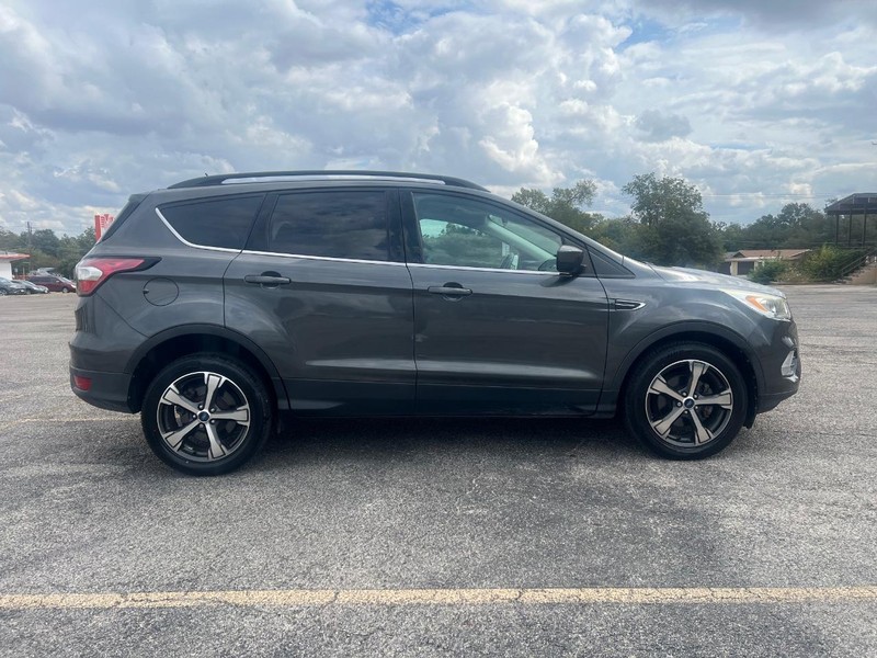 Ford Escape Vehicle Full-screen Gallery Image 05