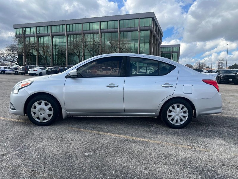 Nissan Versa Vehicle Full-screen Gallery Image 2