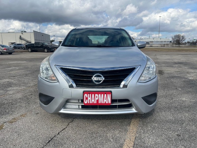 Nissan Versa Vehicle Full-screen Gallery Image 3