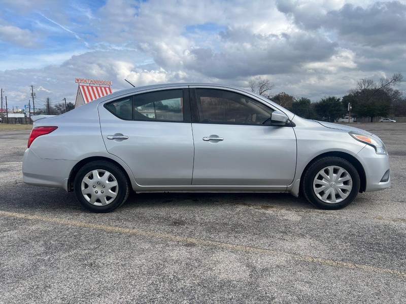 Nissan Versa Vehicle Full-screen Gallery Image 5
