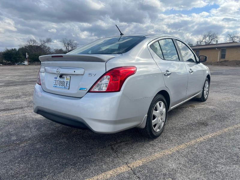 Nissan Versa Vehicle Full-screen Gallery Image 6