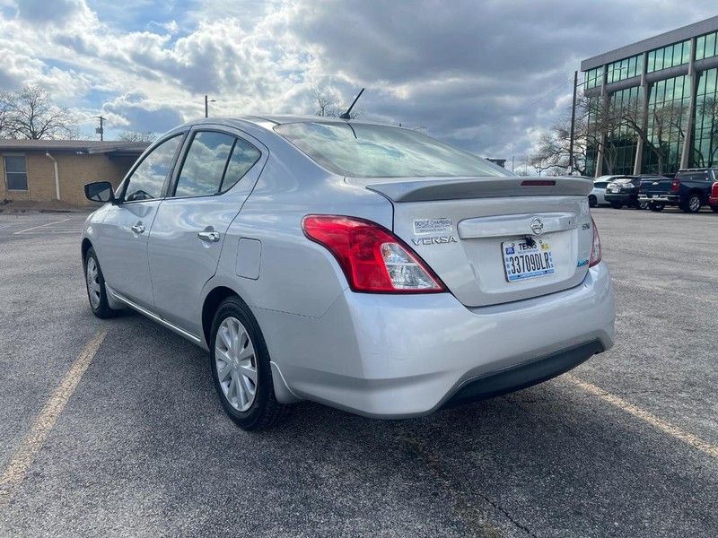 Nissan Versa Vehicle Full-screen Gallery Image 7