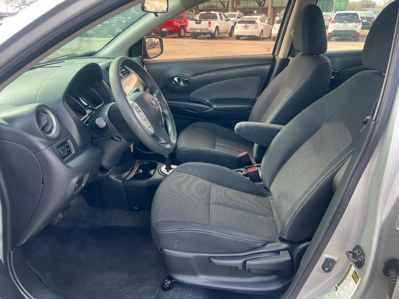 Nissan Versa Vehicle Full-screen Gallery Image 8