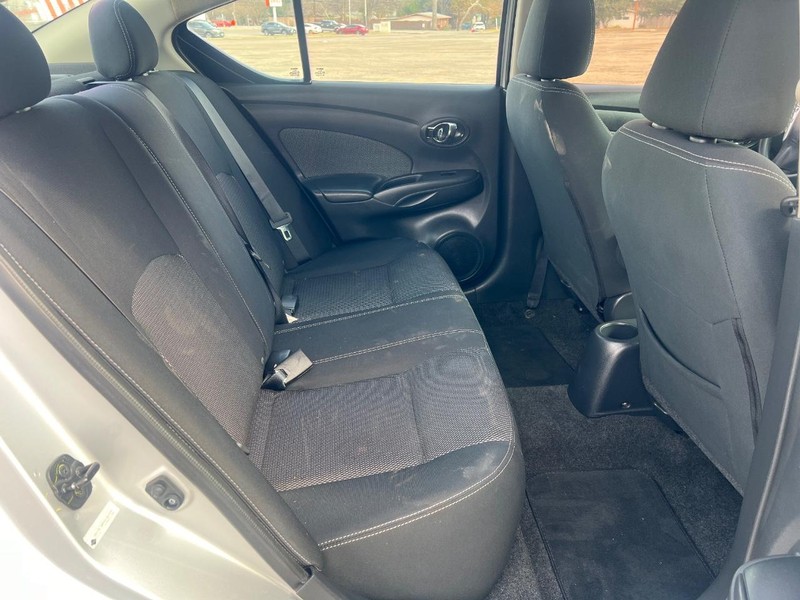 Nissan Versa Vehicle Full-screen Gallery Image 11