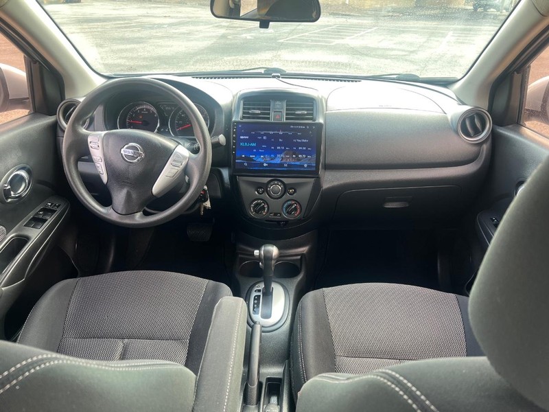 Nissan Versa Vehicle Full-screen Gallery Image 12