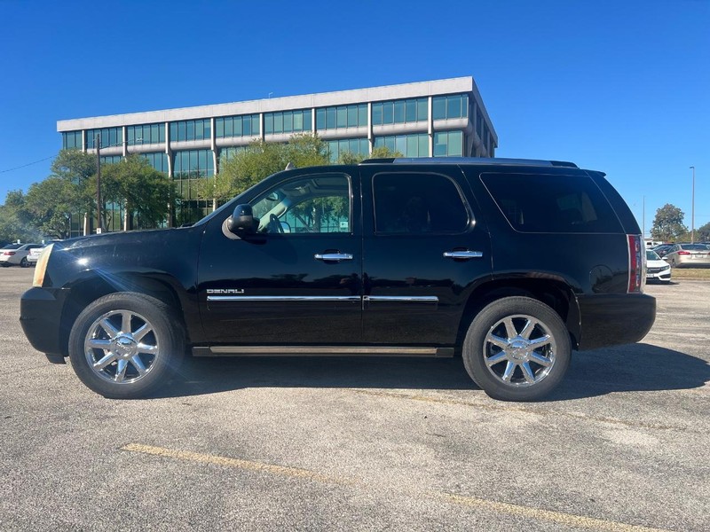 GMC Yukon Vehicle Full-screen Gallery Image 2