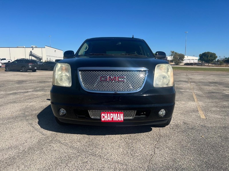 GMC Yukon Vehicle Full-screen Gallery Image 3