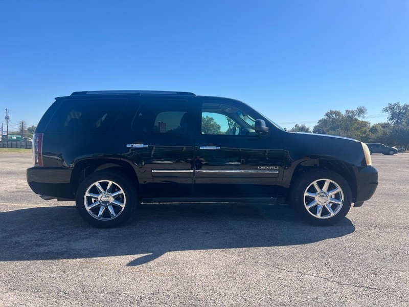 GMC Yukon Vehicle Full-screen Gallery Image 5