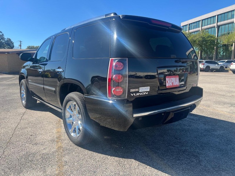 GMC Yukon Vehicle Full-screen Gallery Image 7