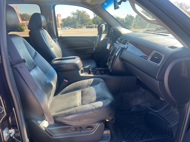 GMC Yukon Vehicle Full-screen Gallery Image 11