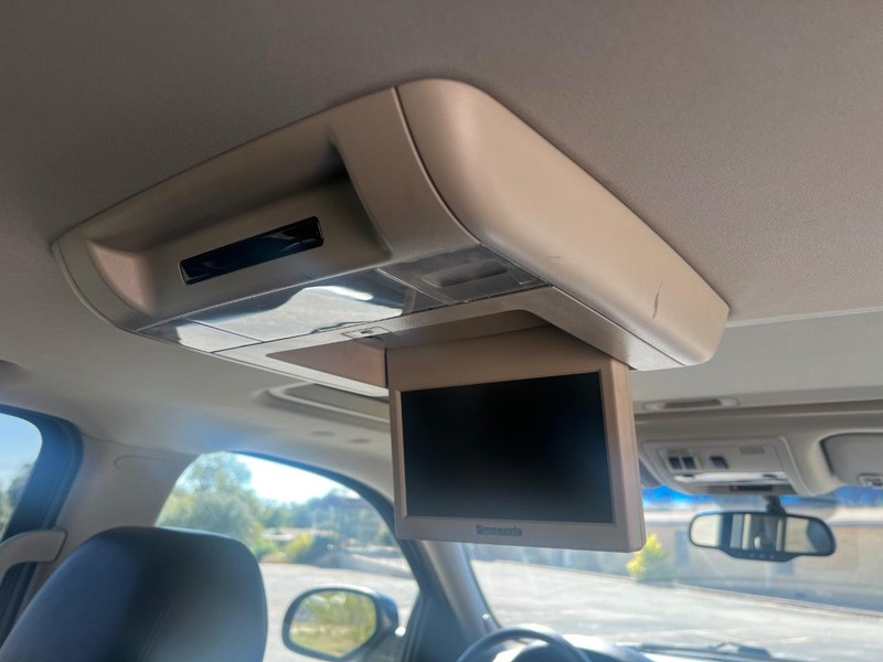 GMC Yukon Vehicle Full-screen Gallery Image 13