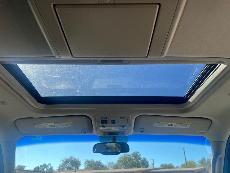 GMC Yukon Vehicle Full-screen Gallery Image 14