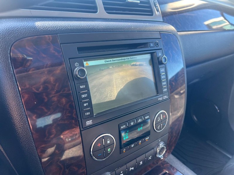 GMC Yukon Vehicle Full-screen Gallery Image 15