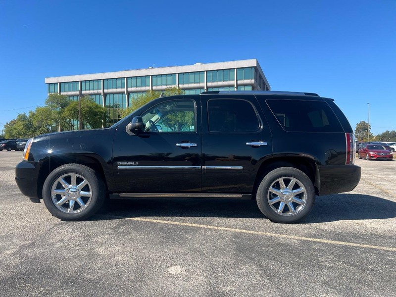 GMC Yukon Vehicle Full-screen Gallery Image 2