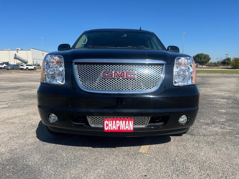 GMC Yukon Vehicle Full-screen Gallery Image 3