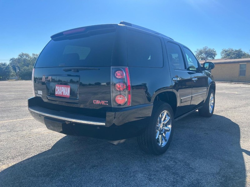 GMC Yukon Vehicle Full-screen Gallery Image 6