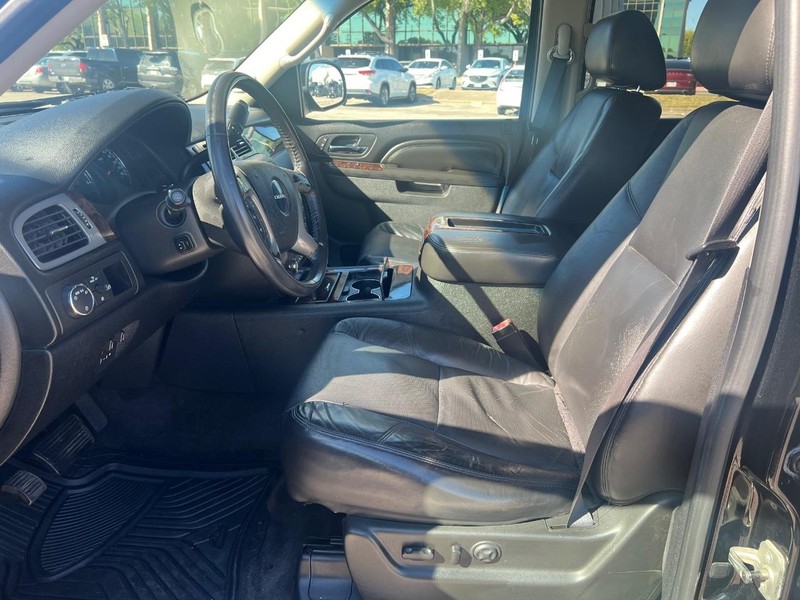 GMC Yukon Vehicle Full-screen Gallery Image 8