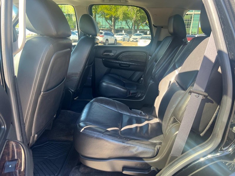 GMC Yukon Vehicle Full-screen Gallery Image 9