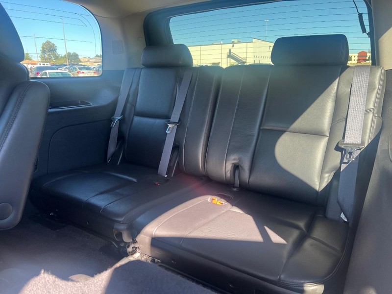 GMC Yukon Vehicle Full-screen Gallery Image 10