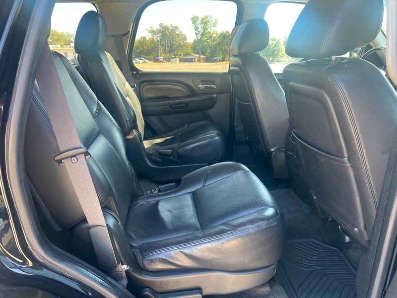 GMC Yukon Vehicle Full-screen Gallery Image 12