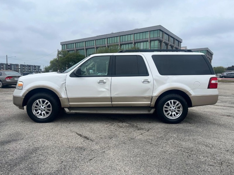 Ford Expedition EL Vehicle Full-screen Gallery Image 2