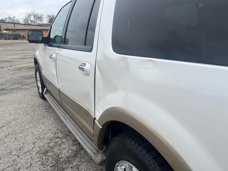 Ford Expedition EL Vehicle Full-screen Gallery Image 8