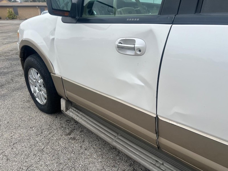 Ford Expedition EL Vehicle Full-screen Gallery Image 9