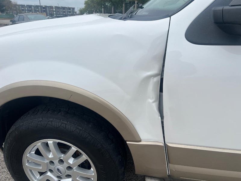 Ford Expedition EL Vehicle Full-screen Gallery Image 10