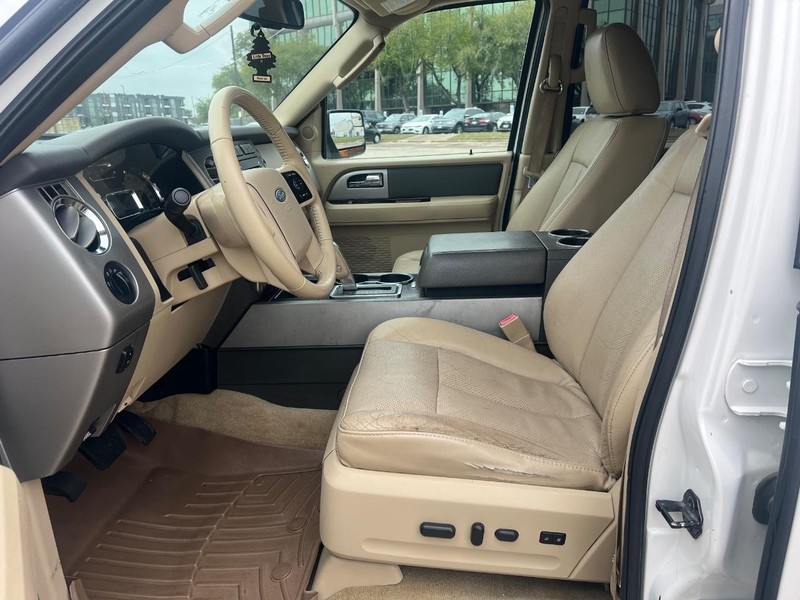 Ford Expedition EL Vehicle Full-screen Gallery Image 11