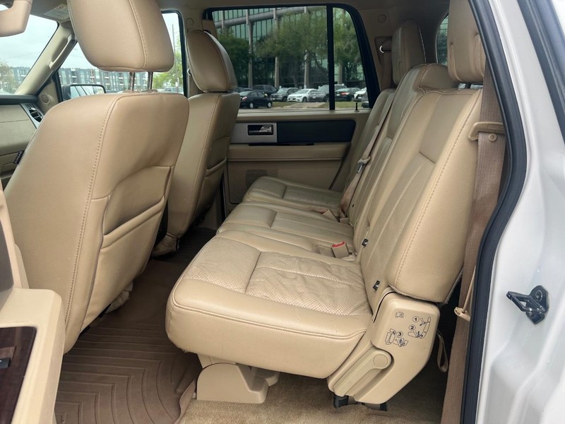 Ford Expedition EL Vehicle Full-screen Gallery Image 12